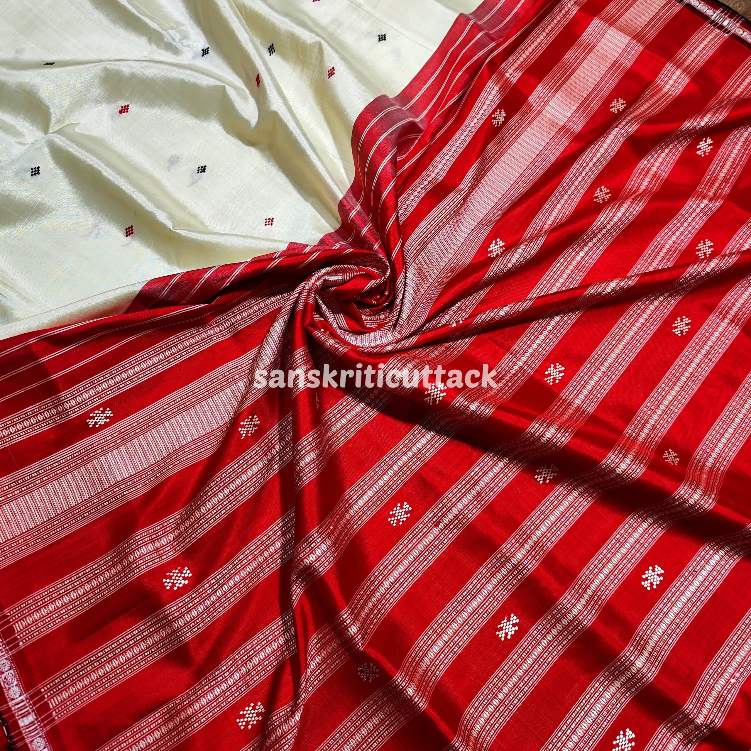 Off white and Red Cotton Madurai Sungudi Kattam Saree - Desically Ethnic